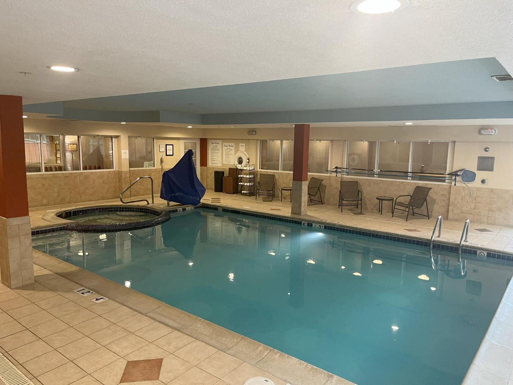 Holiday Inn Express Hotel & Suites Grand Rapids-North By Ihg Walker Exterior photo